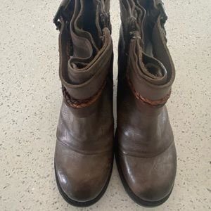 FREEBIRD by Steven • Lion • Distressed Leather Zip Ankle Boots Women Size 7.